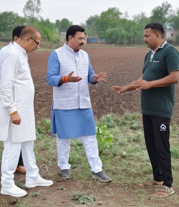 Rahul Tyagi giving a talk